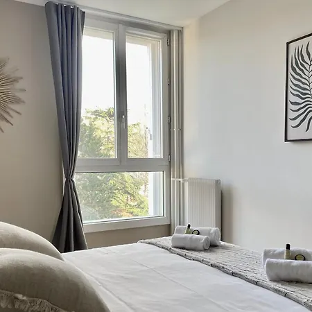 Luxurious & Spacious Flat In Apartment *