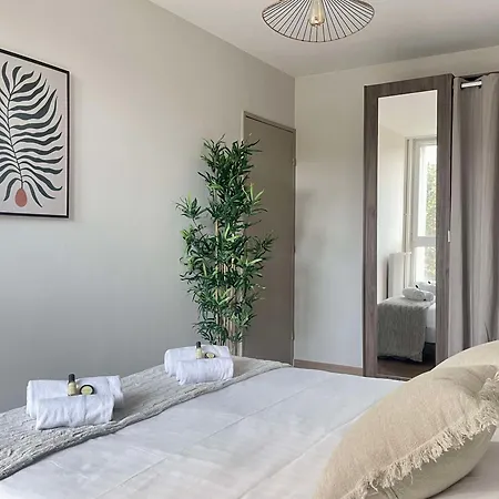Luxurious & Spacious Flat In