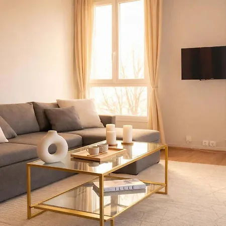 - Executive With Lift For 8 Apartment Paris
