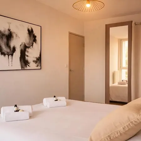 - Executive With Lift For 8 * Париж