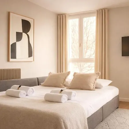 - Executive With Lift For 8 * Париж