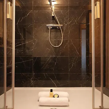 - Executive With Lift For 8 * Париж