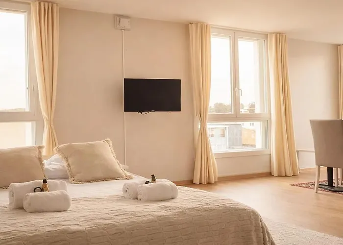 - Executive With Lift For 8 *