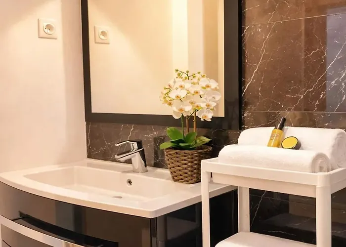 - Executive With Lift For 8 *