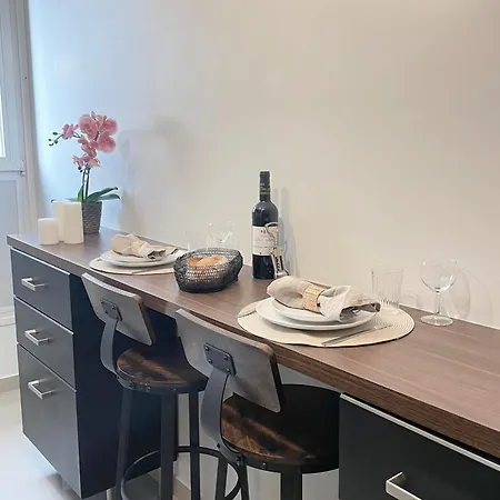 - Executive With Lift For 8